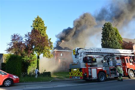 Korte maar felle brand vernielt kamer