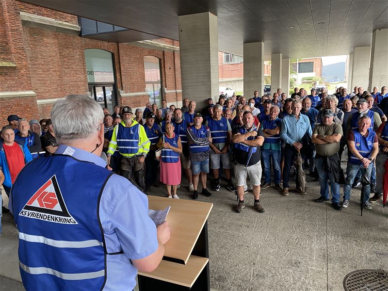 KS: betoging uitgesteld, Dylst blijft in cel