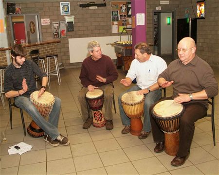 KWB-ers leren djembé spelen