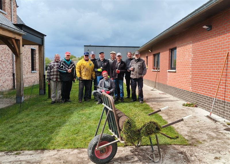 KWB stak handje toe in tuin van Benjalin