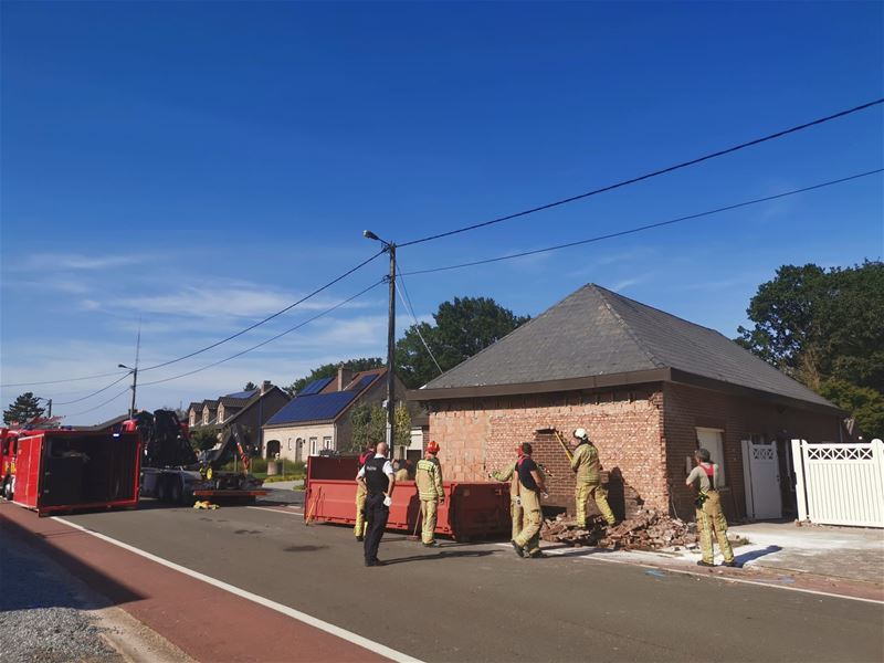 Laambroekstraat afgesloten na crash tegen huis