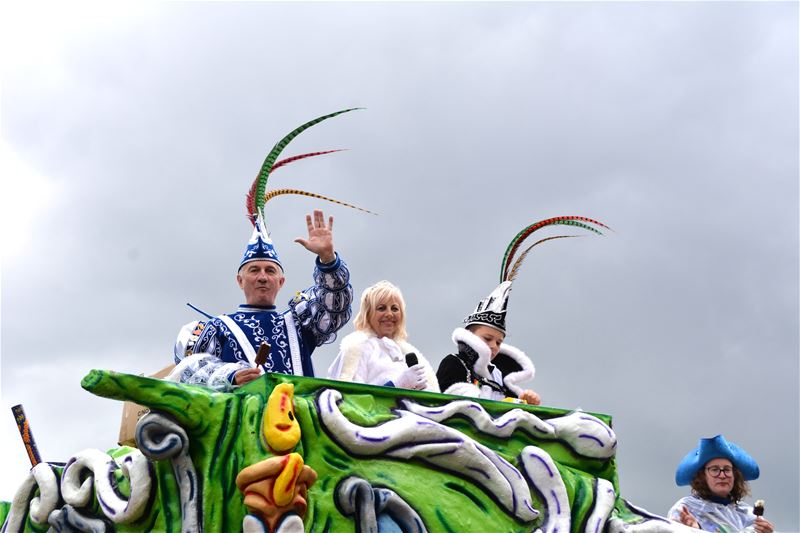 Lange carnavalstoet van regen naar zon