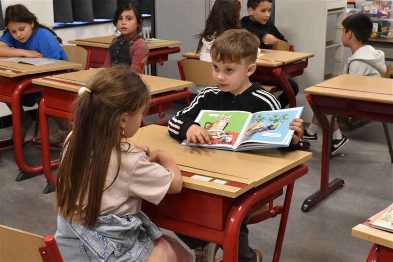 Leerlingen 1ste leerjaar lezen voor kleuters