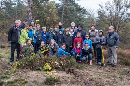 Leerlingen aan het werk in de heide