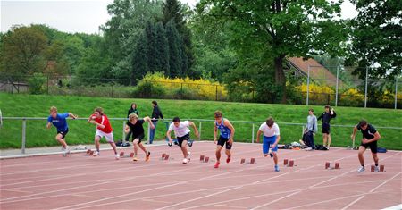 Leerlingen bekampen elkaar in atletiek