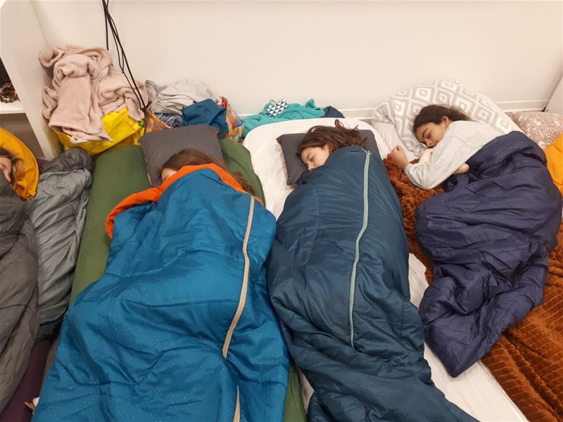 Leerlingen De Leerplaneet sliepen op school