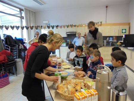 Leerlingen De Linde genieten van ontbijt