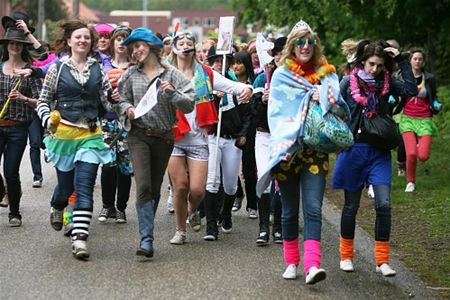 Leerlingen en leerkrachten lopen voor goed doel