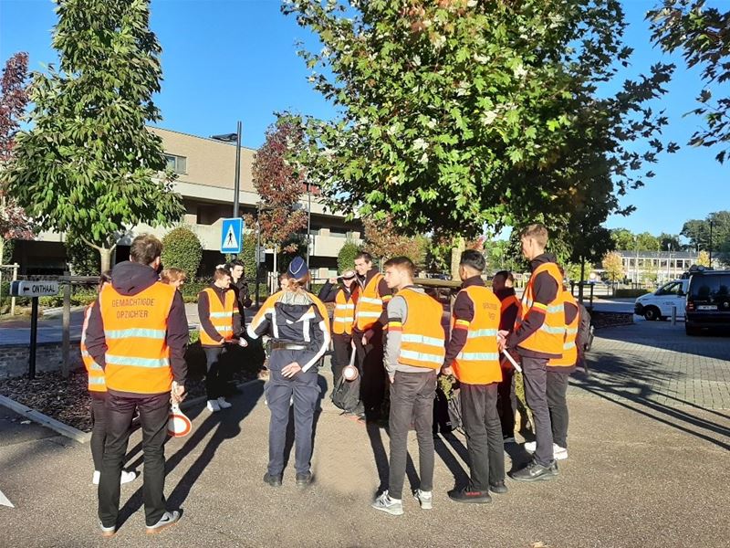 Leerlingen helpen bij de verkeersafwikkeling