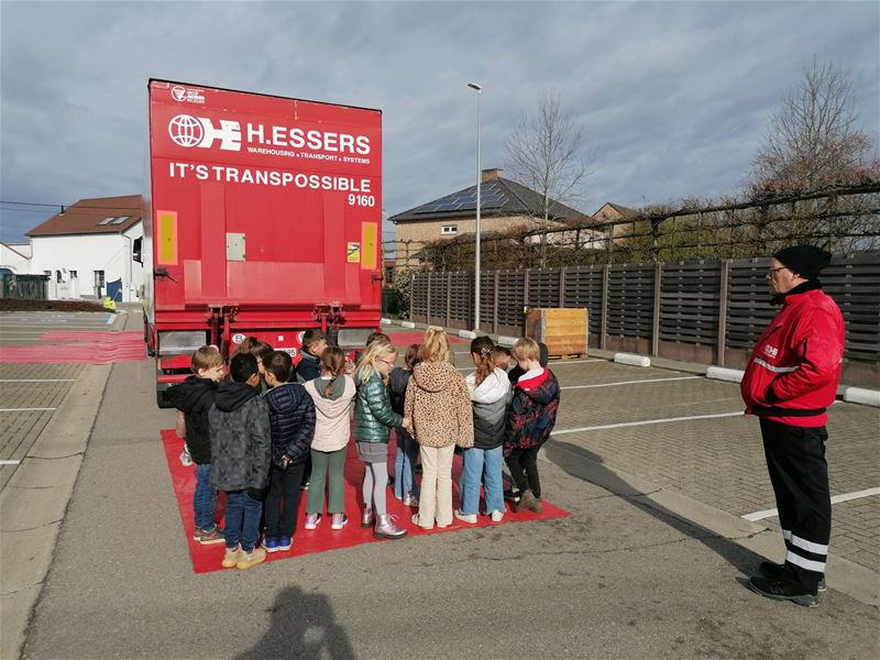 Leerlingen in Viversel leren over dode hoek