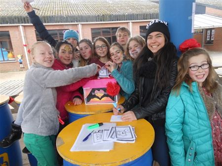 Leerlingen kropen in de liefdespen