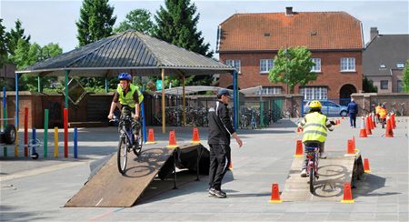 Leerlingen leren fiets beheersen