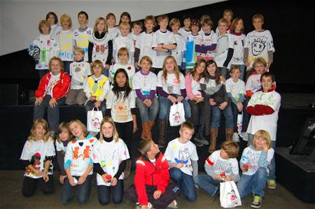 Leerlingen praten met Frank De Winne