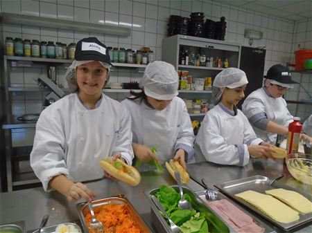 Leerlingen proberen beroepen in de praktijk