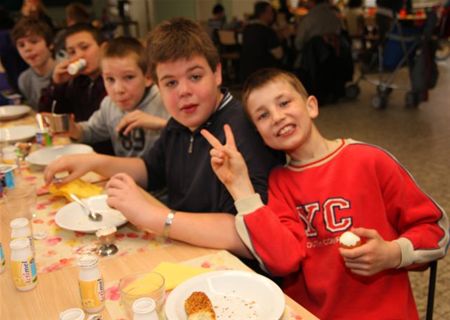 Leerlingen slapen en ontbijten op school