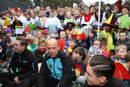 Leerlingen van Viversel zingen voor renners