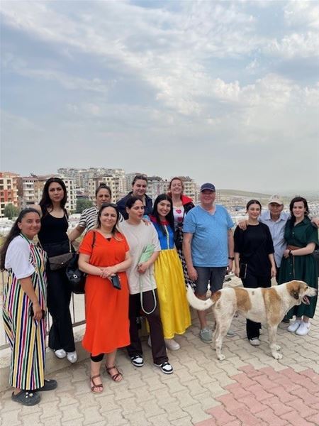 Leven gaat voort tussen tenten, containers en puin