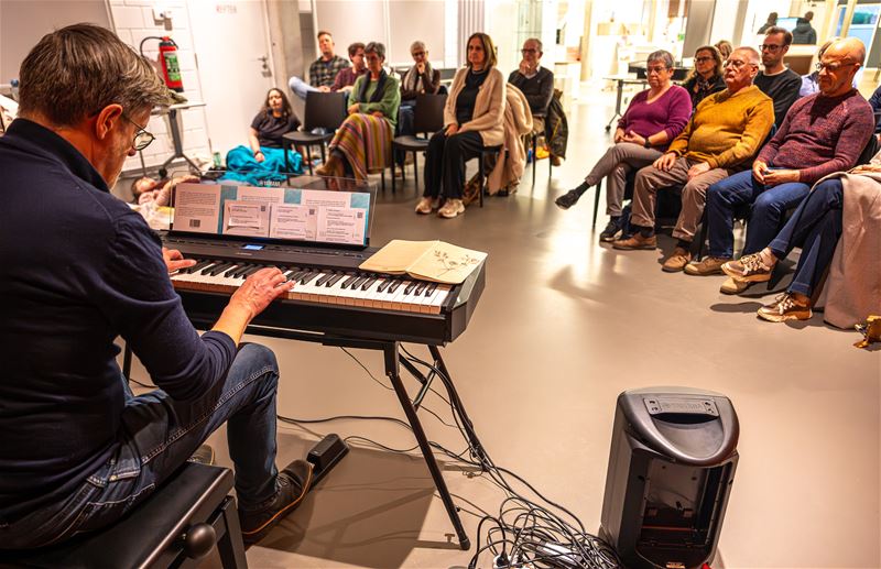 Liggend en zittend luisteren naar muziek en poëzie