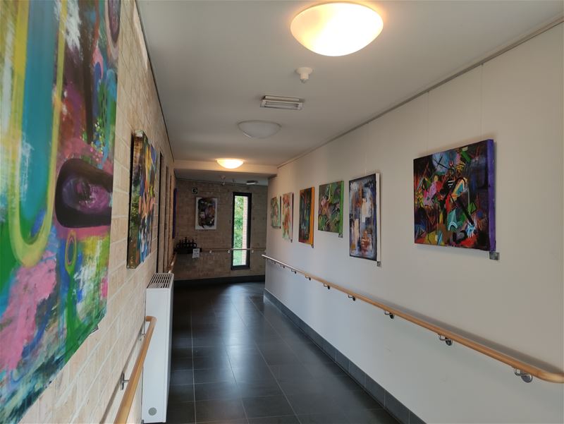 Linda Di Sante stelt haar schilderijen tentoon