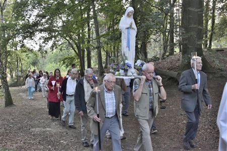 Maandag kaarskesprocessie naar de Kluis