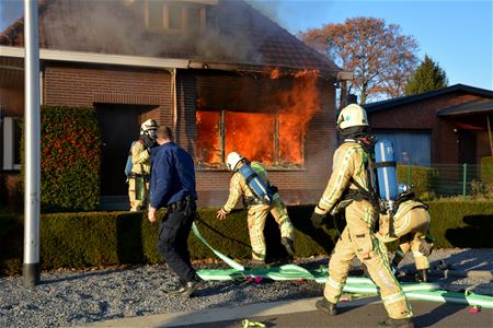 Man sterft in zware woningbrand