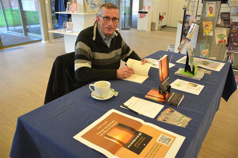 Marcel Kumpen signeerde zijn 2 dichtbundels