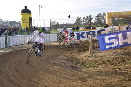 Marianne Vos behaalt fel bevochten zege