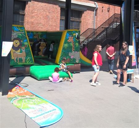 Markt in zomer- en vakantiesfeer