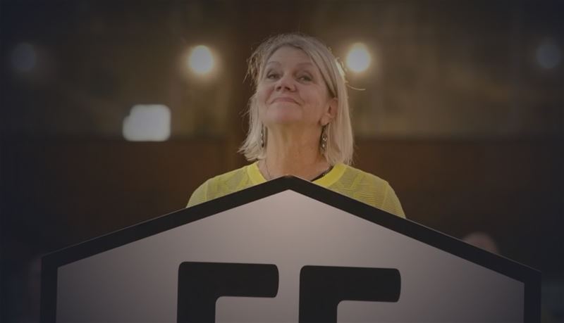 Martine ligt uit Homo Universalis