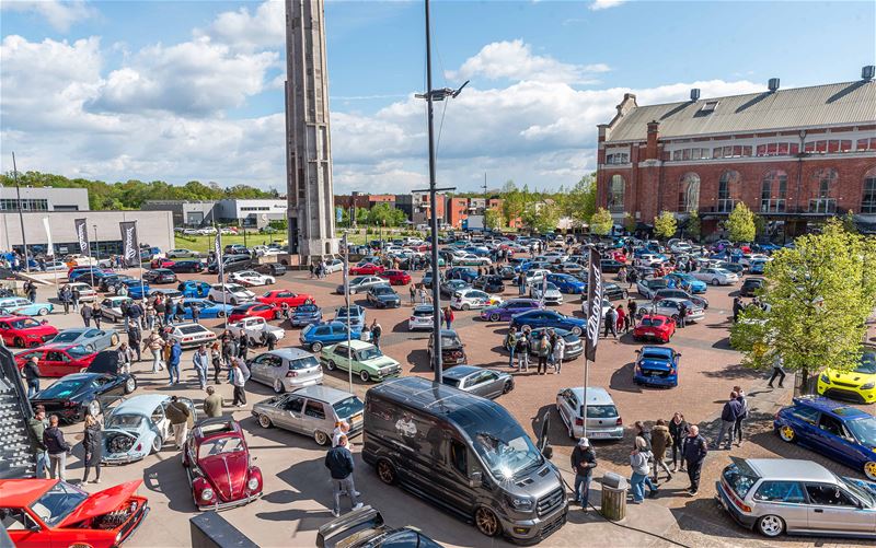 Massa tuning cars op het Marktplein