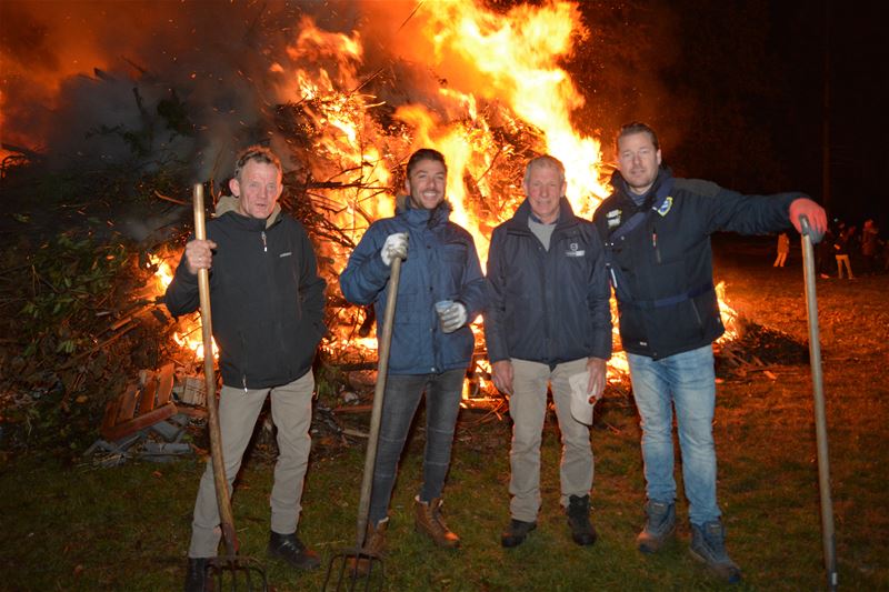 Massa volk geniet van Sint-Maartensvuur in Boekt