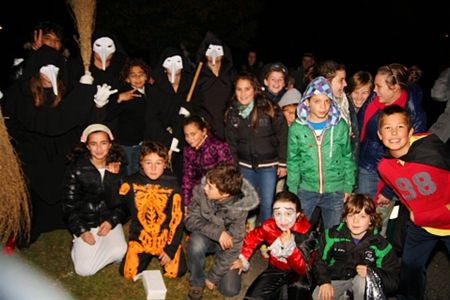 Massa volk op Heusdense griezeltocht