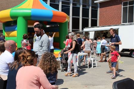 Massa volk op schoolfeest in Molenholleke