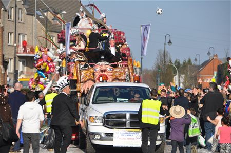 Massa volk voor 35ste carnavalstoet