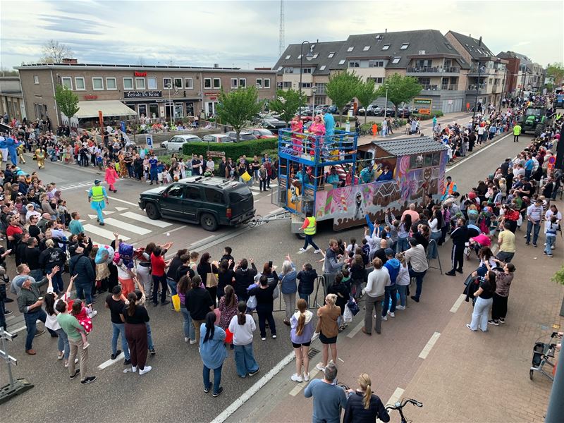 Massa volk voor 43ste stoet van De Slamridders