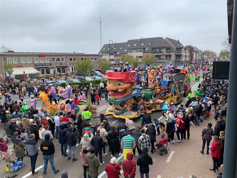 Massa volk voor kleurrijke stoet van Slamridders