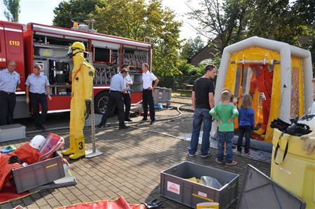 Massa volk voor opendeur brandweer