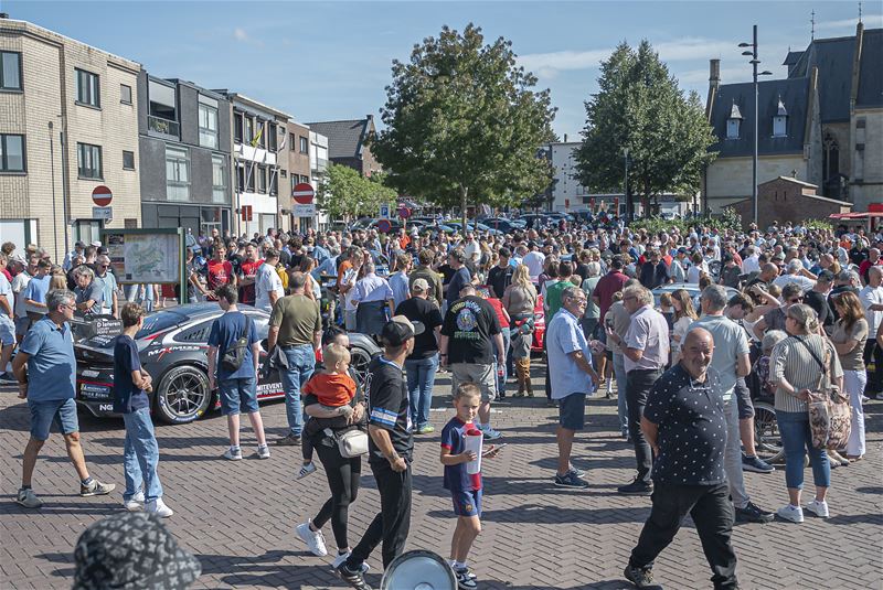 Massa volk voor parade van 24 Uren van Zolder