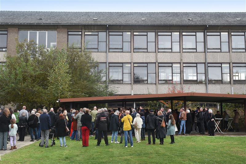 Massa volk woont opening van Artikel 27 bij