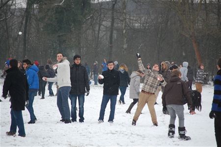 Massaal sneeuwballengevecht in 't college