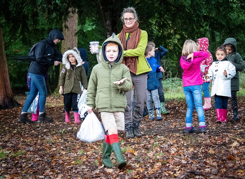 Meer dan 400 kinderen trokken het bos in