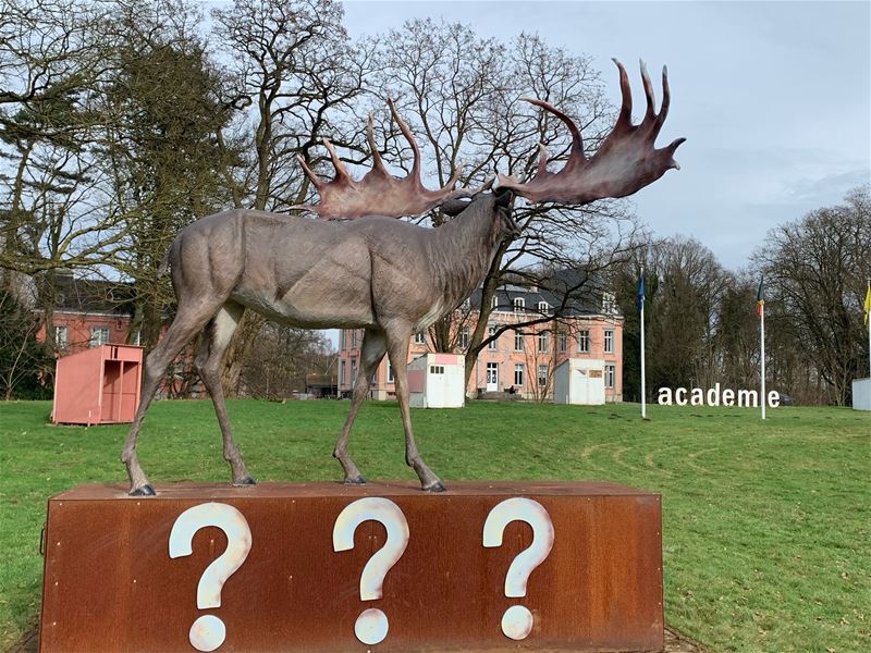 Megaloceros op sokkel voor kasteel Meylandt