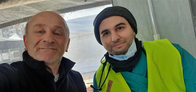 Mehmet Ustun onder de indruk van veldhospitaal