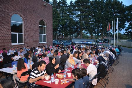 Met 600 aan tafel voor de Iftar