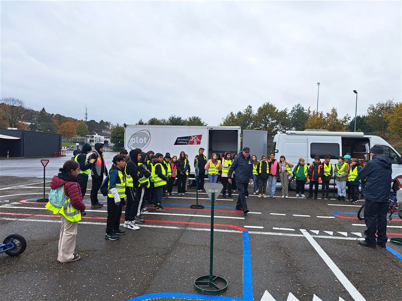 Met de fiets door de regen naar het verkeerspark