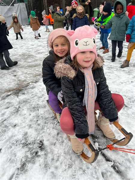 Met de slede op de speelplaats