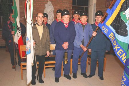 Met de vlag en in uniform voor 'Sint-Baar'