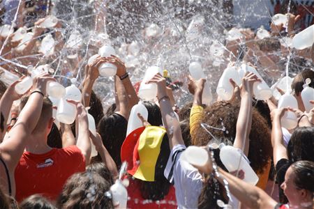 Met gigantisch watergevecht naar einde schooljaar