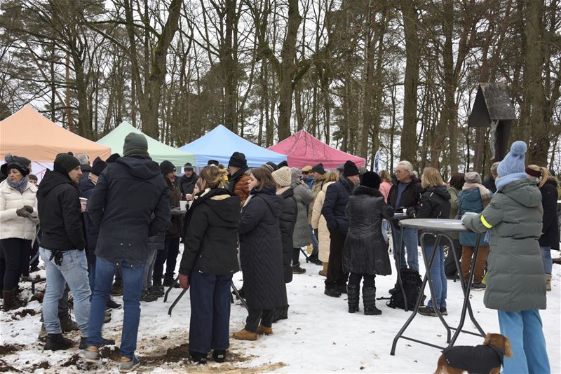 Met honderden in wit landschap naar de Kluis