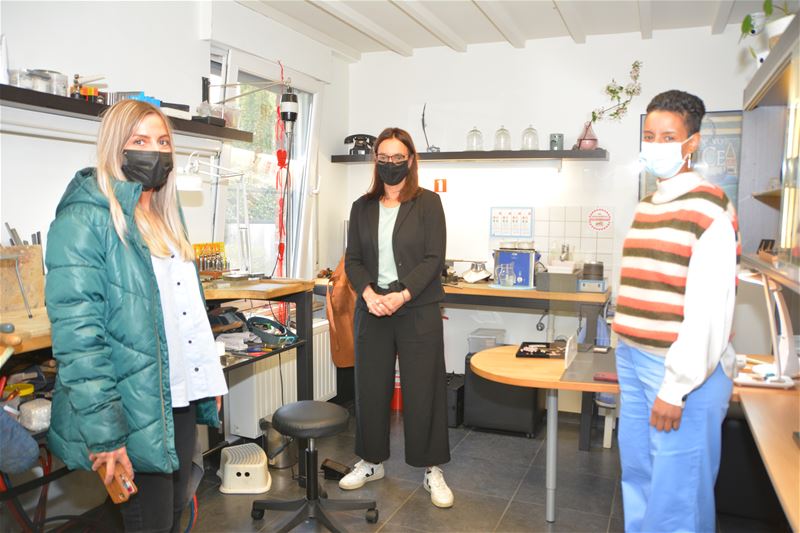 Minister Kitir bezocht juwelenatelier Ana Edelsmid